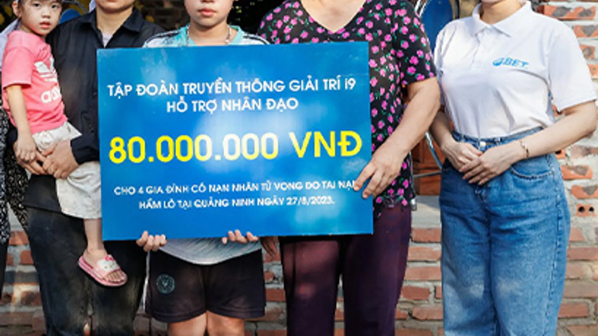 Hình ảnh đại diện cho thông báo nền tảng 8xbet, hiển thị các biểu tượng tin tức và cập nhật kỹ thuật số.