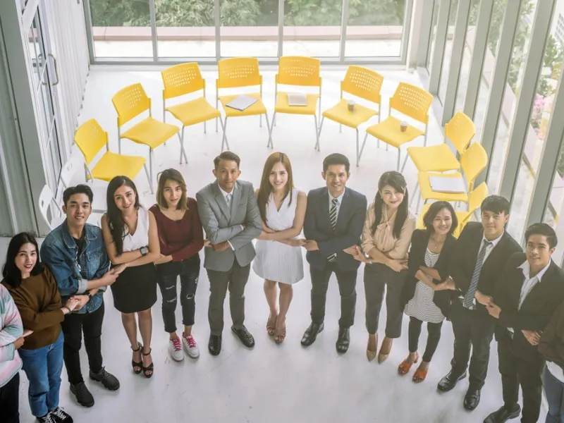 Biển báo dừng màu đỏ với dòng chữ 'Dừng lại' và biểu tượng cảnh báo, tượng trưng cho việc tránh các sai lầm trong cá cược.